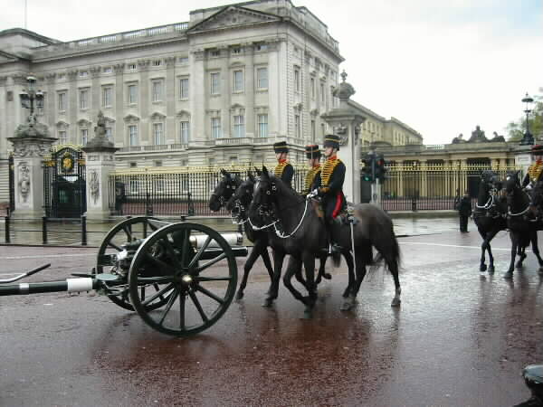 Bilde av gardister ved Buckingham Palace
