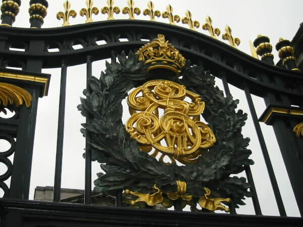Foto av vpenskjold p porten til Buckingham Palace