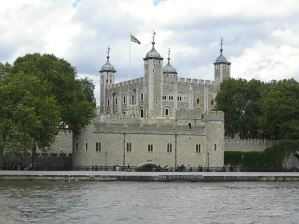 Bilde av 'the Keep' eller 'White Tower' i sentrum av Tower of London